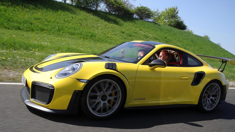 Η όμορφη Maria οδηγεί το θηρίο των 700 ίππων!